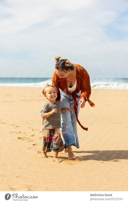 Fröhliche Familienmomente an einem sonnigen Strandtag Spaß Mutter Kind spielerisch Lachen Spaziergang sandig Uferlinie Freude Tag Bonden sorgenfrei Sommer