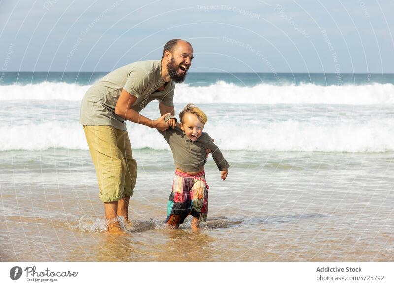 Fröhlicher Vater und Kind spielen in den Meereswellen Strand Spaß Freude MEER Wellen seicht Wasser Sand Küste Familie lachen Bonden qualitätsvolle Zeit