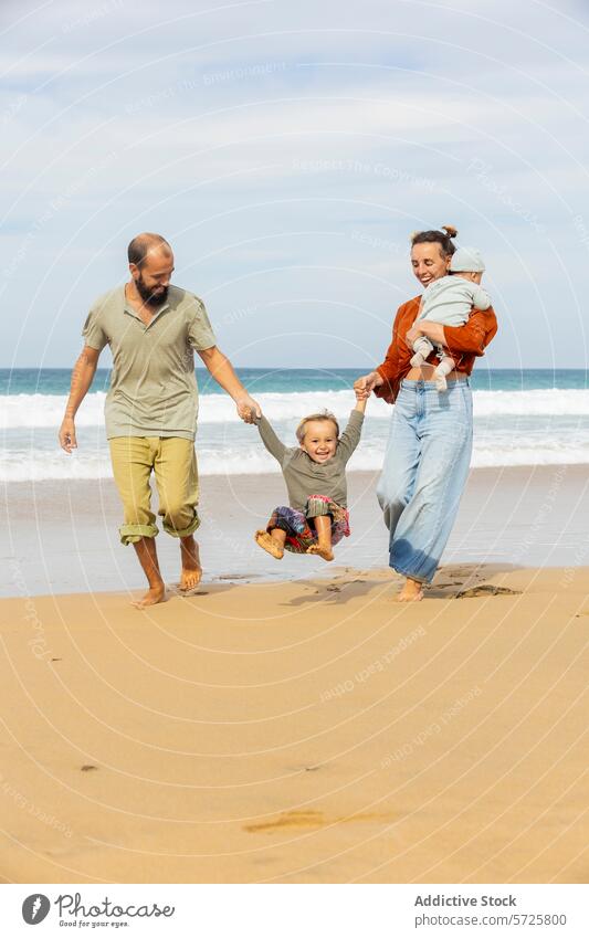Fröhliche Familienmomente am Sandstrand Strand Spaß Spaziergang Eltern Kind Kleinkind pendeln führen freudig spielerisch Meer Freizeit Urlaub Fröhlichkeit