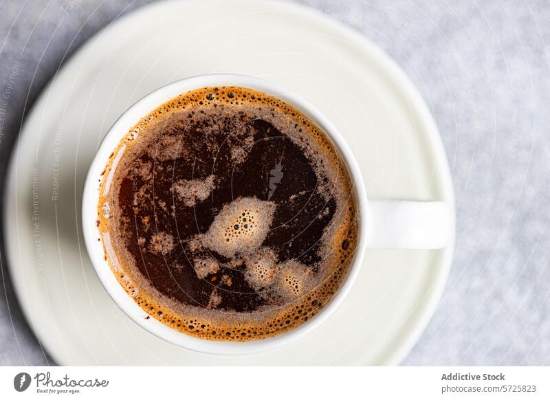 Frisch gebrühter Morgenkaffee in weißer Tasse Kaffee brauen Becher Untertasse frisch Verdunstung heiß Getränk trinken Koffein Textur Oberfläche Frühstück
