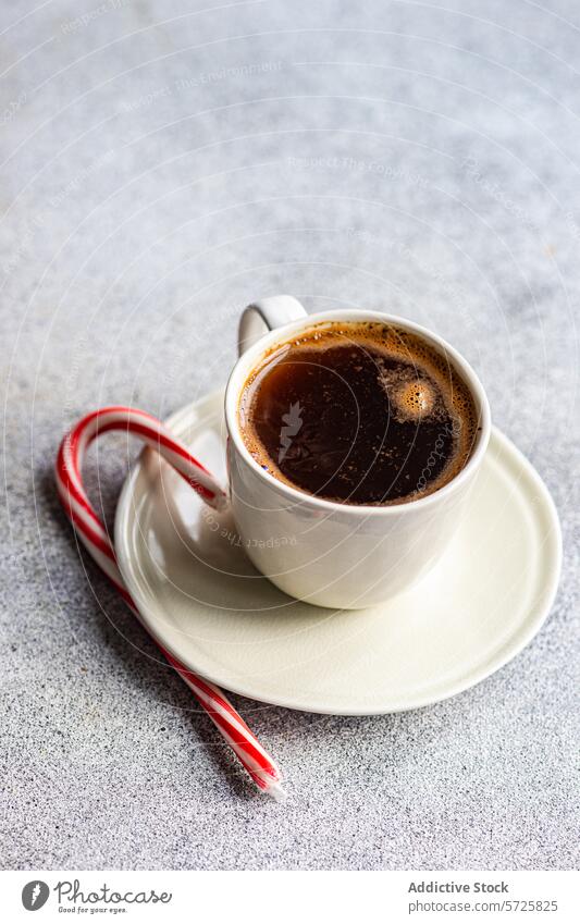 Frisch gebrühter Kaffee in einer Tasse mit einer Zuckerstange Morgen Becher Heißgetränk Getränk Koffein weiß rot Frühstück gemütlich frisch brauen Untertasse