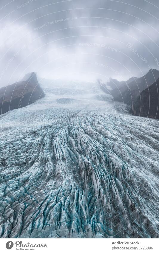 Die dramatischen Strukturen der Oberfläche des Vatnajökull-Gletschers werden unter einem düsteren isländischen Himmel hervorgehoben und bilden einen faszinierenden natürlichen Wandteppich