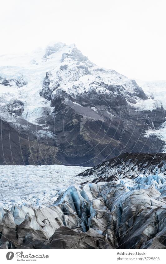 Eine beeindruckende Aussicht, bei der die gefrorenen Kaskaden des Vatnajökull-Gletschers auf die zerklüfteten Vulkangipfel treffen und die Vielfalt der isländischen Landschaft verdeutlichen