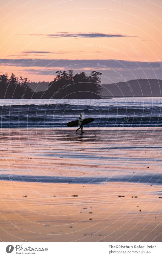 Surfer lauft am Strand entlang in Abendstimmung cox bay Vancouver Island meer Gischt Wellen Kanada British Columbia Meer Nordamerika Wasser Küste Natur Farbfoto