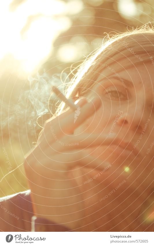Öhrchi Mensch feminin Frau Erwachsene Kopf 1 18-30 Jahre Jugendliche leuchten Rauchen sitzen Wärme weich Farbfoto Gedeckte Farben Außenaufnahme Nahaufnahme