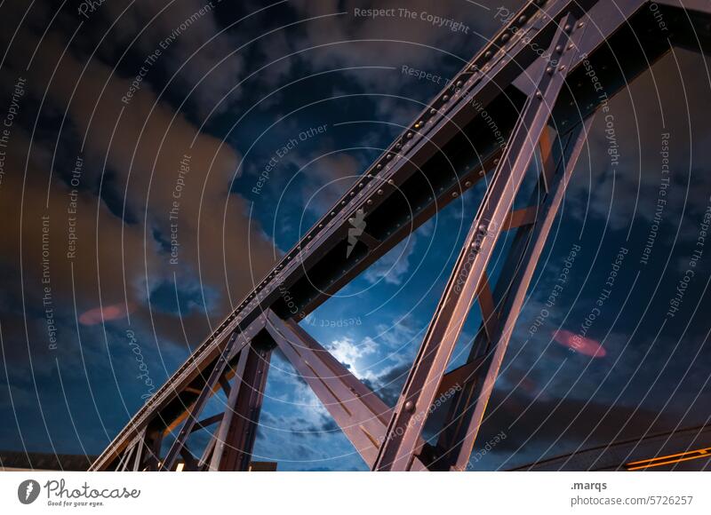 Brücke Nacht dunkel Licht Abend Architektur Himmel nachts blau kalt Stahlträger Wolken Mond Nachthimmel Nahaufnahme Nachtaufnahme