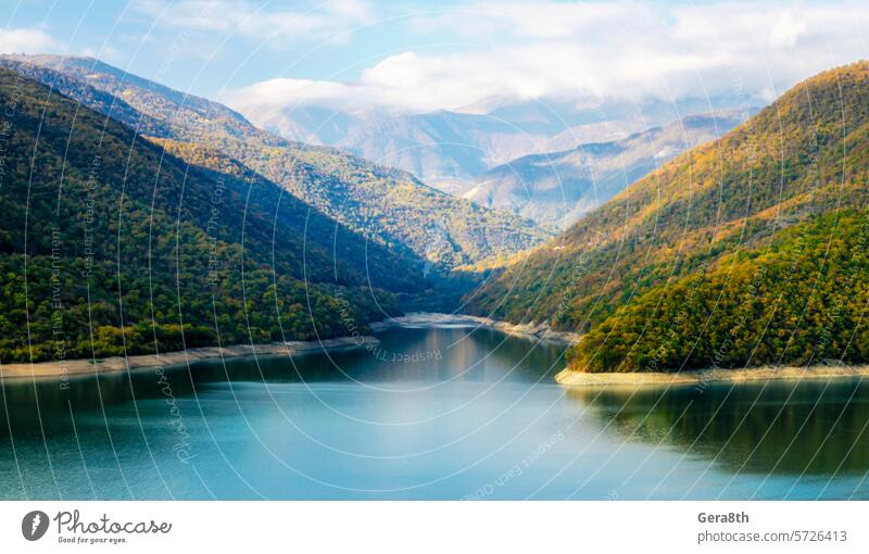 Herbstlandschaft der Berge und des Sees in Georgien Kaukasus Hintergrund blau hell Windstille Klima-Herbst Wolken Farbe Tag Nebel Wald grün Dunst Hügel Feiertag