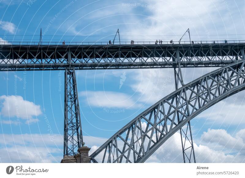 Ausflug am Brückentag Stahl Überquerung schwindelerregend Stahlbrücke Brückenkonstruktion Detailaufnahme grau Schwindelgefühl Stahlträger Architektur