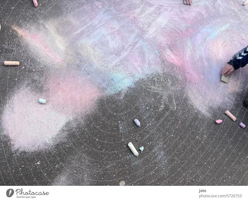 Kinder malen mit Kreide bunt auf den Boden Kreidezeichnung Muster Hintergrund neutral Hintergrundbild pastell Pastellton Pastellfarben Pastelltöne kreidemalerei