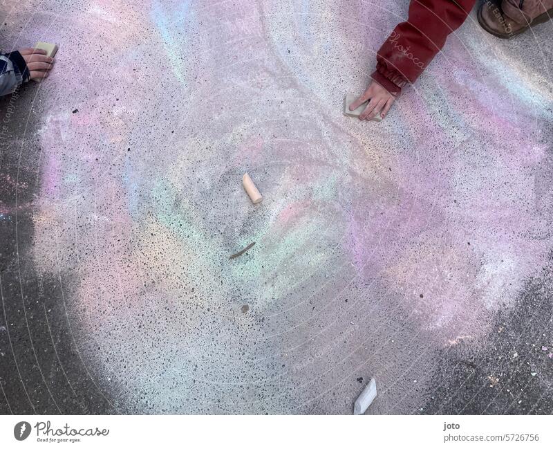 Kinder malen mit Kreide bunt auf den Boden Kreidezeichnung Muster Hintergrund neutral Hintergrundbild pastell Pastellton Pastellfarben Pastelltöne kreidemalerei