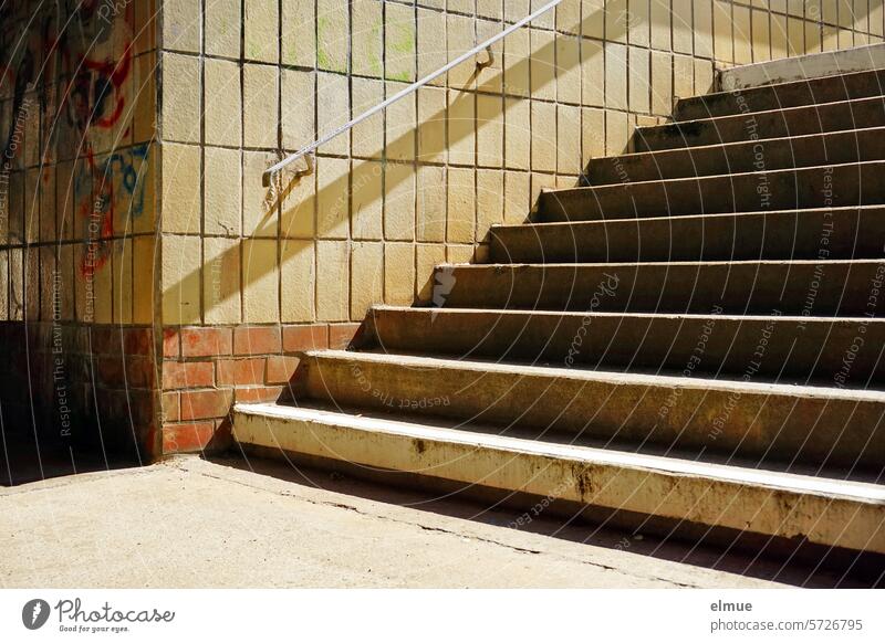 gefliester Treppenaufgang einer Unterführung mit Handlauf und Graffiti Fliesen Fliesen u. Kacheln Strukturen & Formen Ziegelwand Schattenwurf Blog Bahnhof