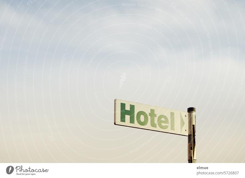 Hinweisschild Hotel mit Pfeil an einer Metallstange Wegweiser Orientierung Übernachtung übernachten Unterkunft Schlafmöglichkeit Schilder & Markierungen