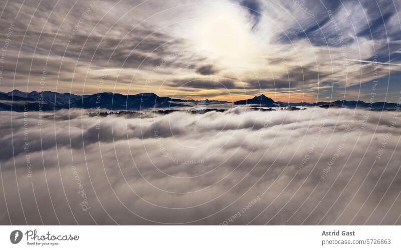 Drohnenaufnahme im Winter mit Nebel im Tal und Sonne im Gebirge luftaufnahme drohnenfoto Landschaft Berge gebirge alpenländisch Allgäu Bayern Himmel feuchter