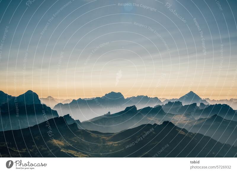 Ausblick über die Dolomiten Alpen Alpenüberquerung Landschaft Dunst Nebel Licht Lichteinfall Lichtstimmung morgens Silhouette Menschenleer Horizont Sonnenlicht