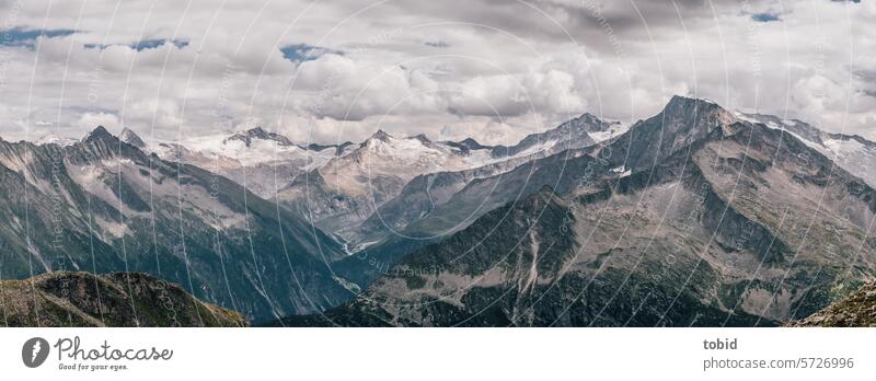 Blick über die Zentralalpen Alpen Alpenüberquerung Felsen Schneebedeckte Gipfel Himmel Wolken Schönes Wetter Horizont Schatten eindrucksvoll Natur Naturerlebnis