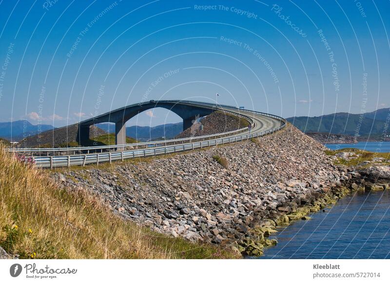 Blick auf die Storseisund-Brücke -  Die Atlantikstraße (Atlanterhavsveien) Norwegen Straße bedrohlich fantastisch gewschungen Ferien & Urlaub & Reisen stürmisch