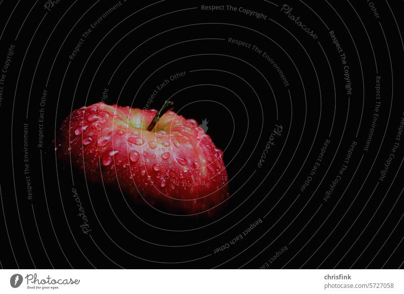Apfel mit Wassertropfen vor dunklem Hintergrund Obst Essen frisch Lebensmittel Gesundheit Bioprodukte Frucht lecker Vitamin Vegetarische Ernährung