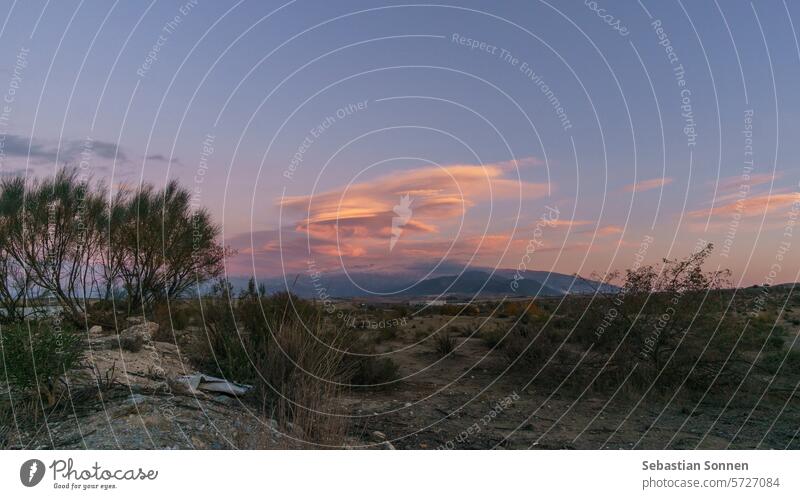 Landschaft der Sierra Nevada mit Linsenwolken bei Sonnenuntergang in der Nähe von Granada, Andalusien, Spanien Berge u. Gebirge Himmel Natur Gipfel Ansicht