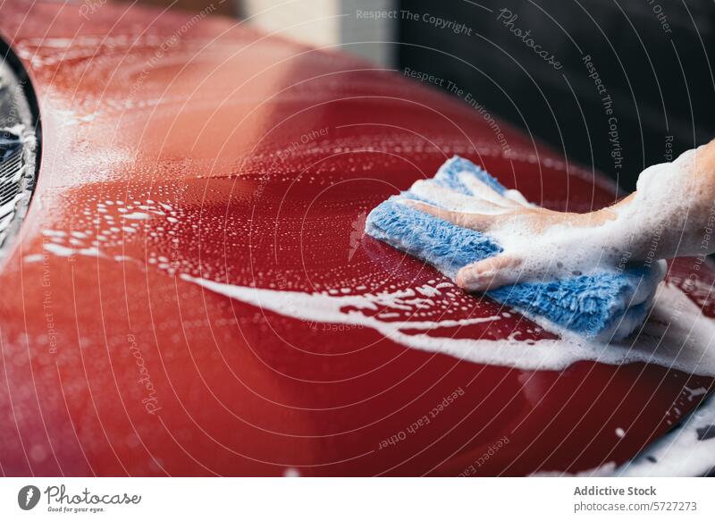 Handwäsche eines roten Autos mit Schaum und Schwamm Autowäsche schäumen Reinlichkeit Flugzeugwartung Seife Wasser Wäsche waschen Fahrzeug mit Einzelheiten