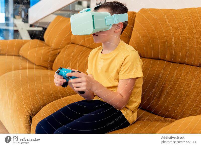 Junge genießt Virtual-Reality-Spiel zu Hause Virtuelle Realität Headset Spielen Sofa Regler heimwärts Technik & Technologie Entertainment Jugend Kind Sitzen