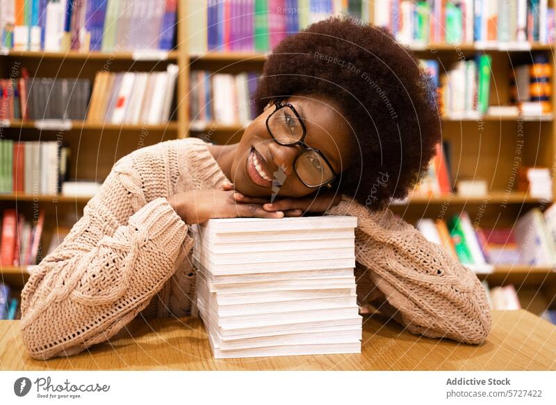 Inhalt Afroamerikanische Frau in Bibliothek mit Stapel von Büchern heiter Kopf ruhen Literatur farbenfroh Regal Bildung lesen Schüler lernen Wissen Brille