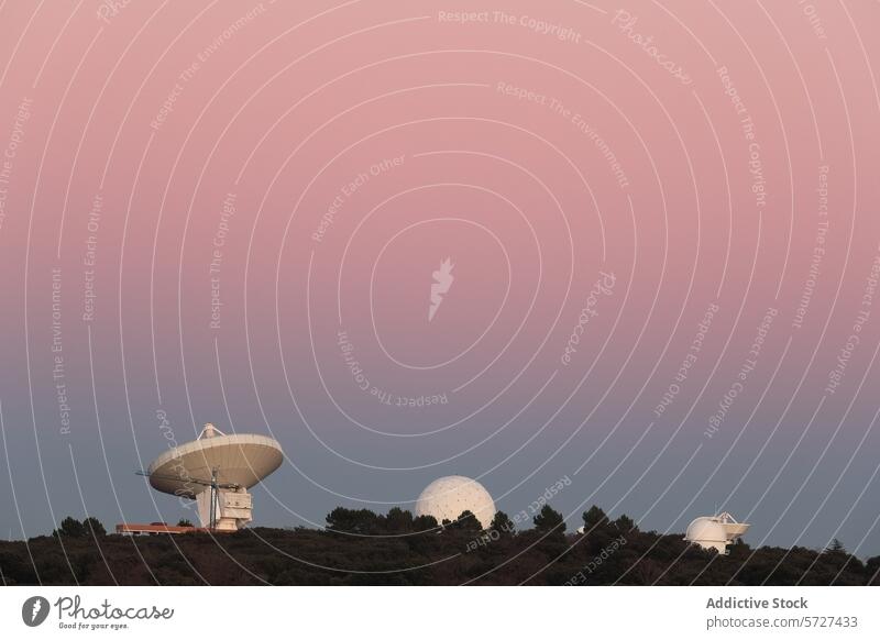 Satellitenschüsseln und Sternwarte unter einem pastellfarbenen Sonnenuntergangshimmel Speise Observatorium Himmel Pastell wissenschaftlich Station Gelassenheit