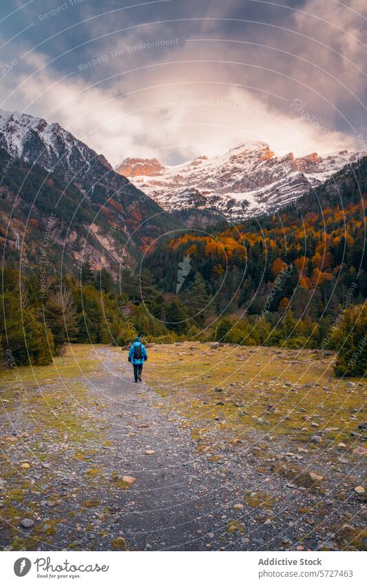 Einsamer Wanderer erkundet verschneite Gipfel im Bujaruelo-Tal Odese Pyrenäen Herbst schneebedeckt Spitzenwerte Berge u. Gebirge Abenteuer solo reisen Wanderung