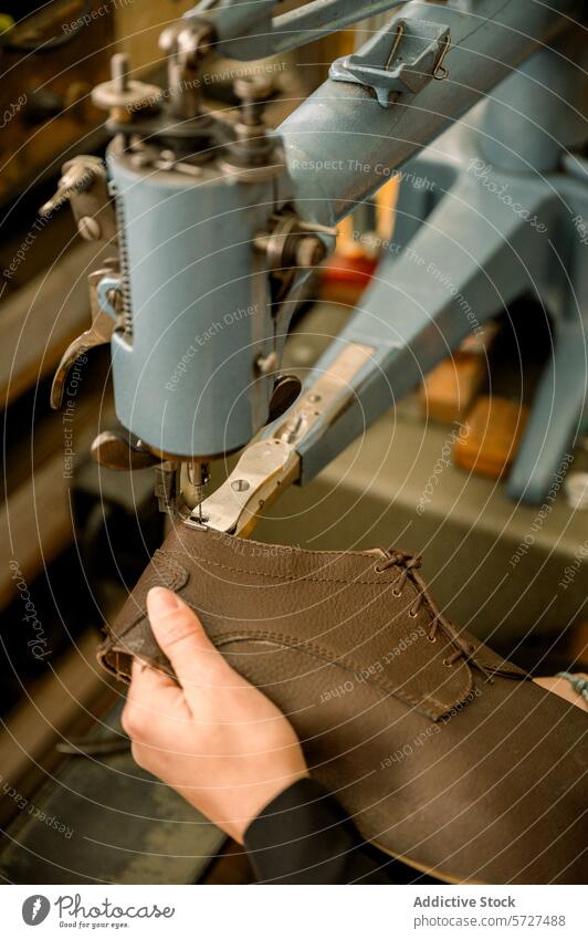 Kunsthandwerklicher Schuhmacher bei der Arbeit in einer österreichischen Werkstatt Schuster Österreich Handwerkskunst Hände Nähmaschine Leder Kunstgewerbler