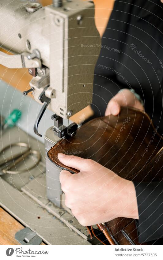 Handwerkliche Schuhmacherei in der Werkstatt Handwerkskunst Kunstgewerbler Schuster Leder Nähmaschine Hände Fähigkeit manuell Wehen Arbeit Industrie Mode Design