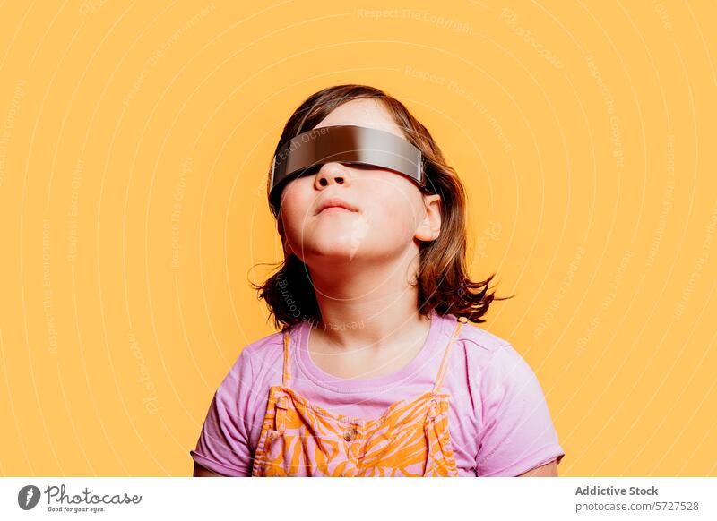 Ein Kind erlebt die virtuelle Realität mit einem VR-Headset Mädchen Virtuelle Realität Technik & Technologie Zukunft Innovation Entertainment Spielen hell