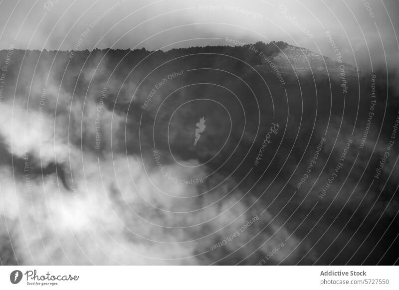 Nebliger Berggipfel aus den Wolken Berge u. Gebirge Nebel Cloud Gipfel schwarz auf weiß Landschaft Natur geheimnisvoll ätherisch im Freien Monochrom verdunkelt