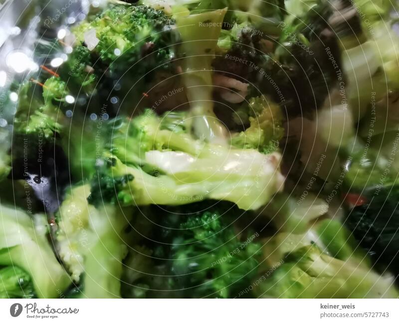 Brokkoli unscharf unter von Wasserdampf angelaufener Glasfläche grün abstrakt Struktur Kochen Zubereitung Glasdeckel Pfanne Gemüse vegan vegetarisch Grünes