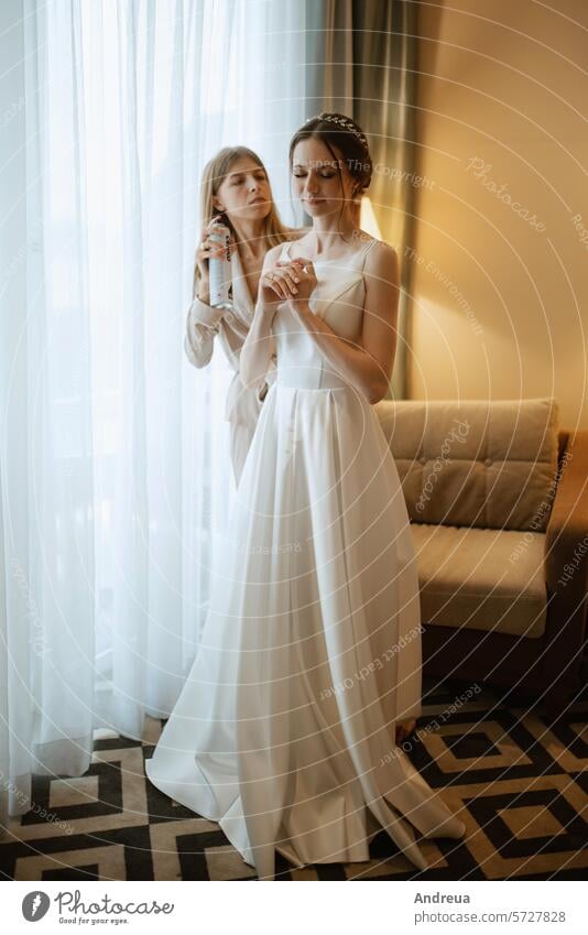 Vorbereitungen für die Braut mit dem Anziehen des Hochzeitskleides Schönheit Brautjungfernkleid Kleid Dressing Mode befestigen Gebühren Freundinnen