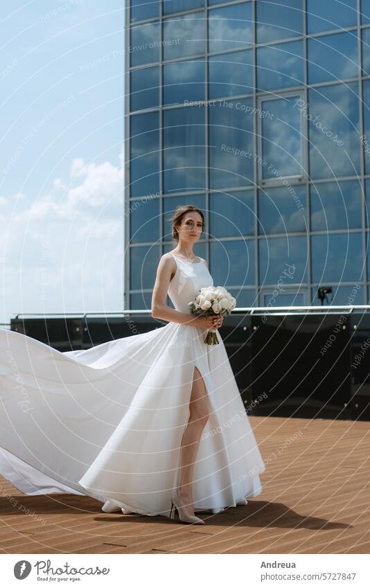 Braut auf dem Dach eines Wolkenkratzers blau Blumenstrauß Großstadt Tag Kleid erste für immer striegeln Fröhlichkeit Freude Sitzung Jungvermählte Lächeln Anzug