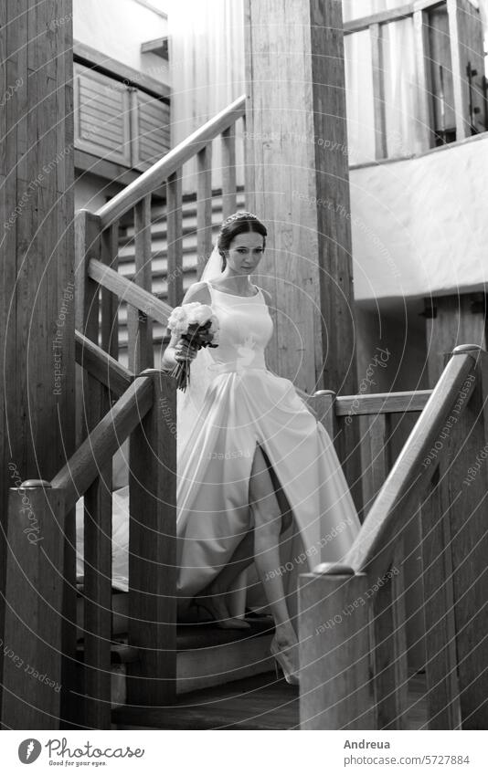 junges Mädchen Braut geht die Treppe hinunter Kleid weiß absteigend hölzern Geländer Sitzung gehen Sie eine Saal Restaurant nach unten lang Spalte Hochzeit