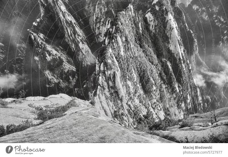 Schwarz-Weiß-Foto der Berglandschaft des Huashan-Nationalparks, China. Natur Asien Berge u. Gebirge Tal Schlucht reisen Park Landschaft schön Der Berg Hua