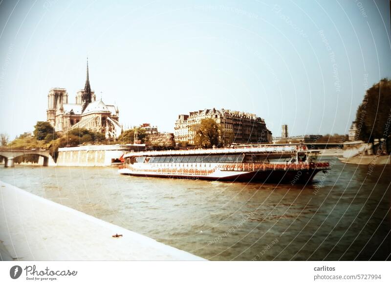 Städtereisen in den 80ern | Paris, Stadt der Touristen .... Frankreich Seine Schiff Ausflugsdampfer Fluss Notre-Dame Gebäude Tourismus historisch Wahrzeichen
