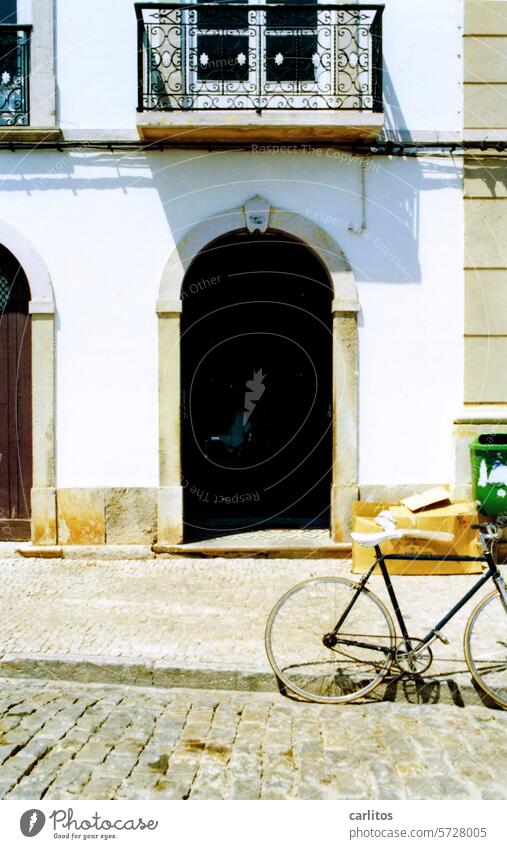 Uma bicicleta em Portugal | Ein Fahrrad in Portugal Urlaub Städtereise Haus Torbogen Fassade Gehweg Bordstein Ferien & Urlaub & Reisen Altstadt historisch