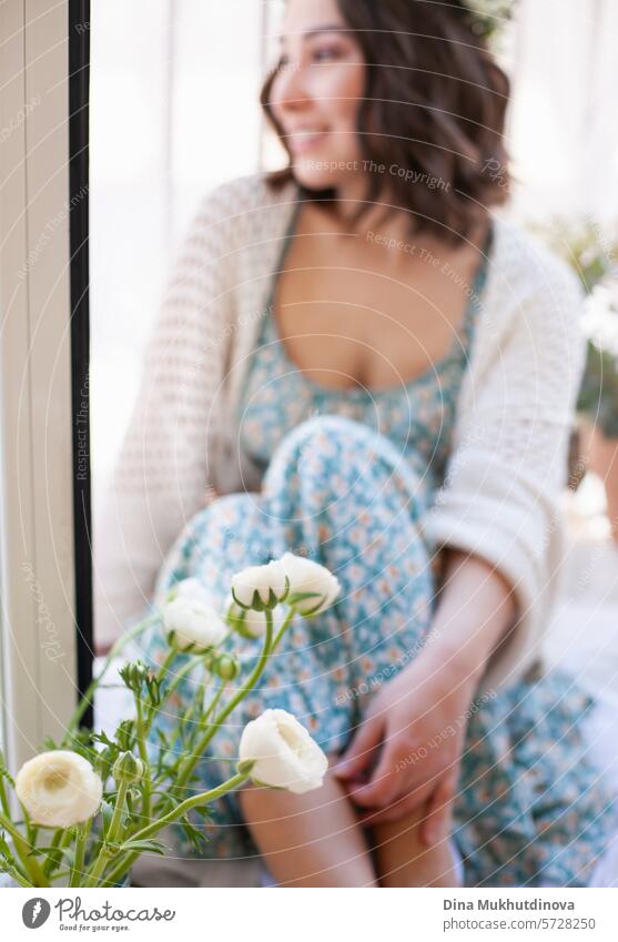 Romantisches Porträt einer Frau in Sommerkleid und weißem Ranunkelblumenstrauß romantisch Blumen geblümt Blumenstrauß schön Hintergrund Frühling Haufen