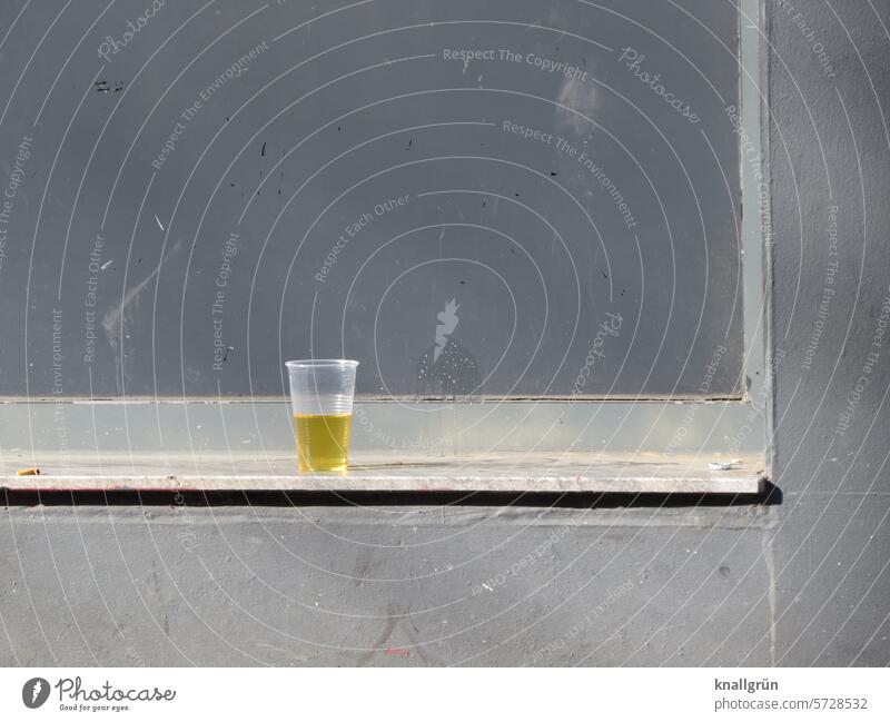 Halb leer oder halb voll Getränk Fensterbrett Plastikbecher trinken Becher halb leer Bier Apfelsaft Farbfoto Menschenleer Durst Alkohol Erfrischungsgetränk