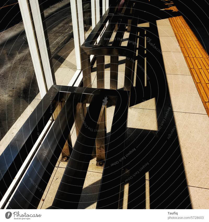 Was für ein Schatten von Bushaltestellen in der Stadt Farbfoto Transport Lichter Sonnenschein Großstadt
