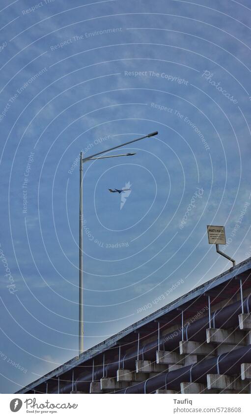 Flugzeug über den blauen Himmel mitten in der Stadt Ebene Hintergrund Luftverkehr Wolken Zeitpunkt