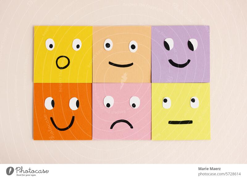 Lustige Gesichter mit verschiedenen Gesichtsausdrücken auf bunten Notizzetteln Emotionen Gefühle Ausdruck lustig witzig quadratisch glücklich traurig