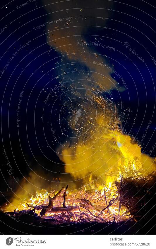 Osterfeier beim Osterfire II Osterfeuer Ostern Freiwillige Feuerwehr Bier Würstchen Besäufnis Wärme Funken Funkenflug Gefahr Brandgefahr Unfallgefahr Lagerfeuer