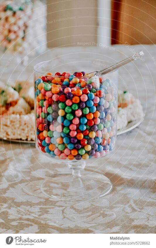 Bunte Süßigkeitenwüste in einem Glas auf einer Party Bonbon süß Zucker mehrfarbig Zuckerstreusel Farbfoto Lebensmittel Schwache Tiefenschärfe Ernährung lecker