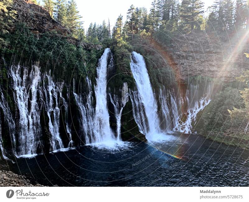 Burney- McCloud-Wasserfall, verrückte, atemberaubende Orte in Kalifornien Natur Fluss Bach Wassertropfen Außenaufnahme Farbfoto reisen Felsen Stein Tag