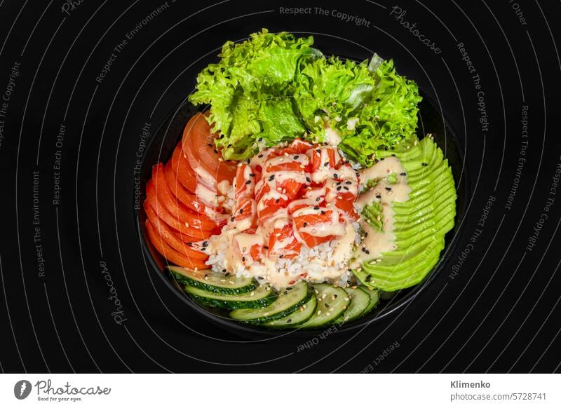 Salatschüssel mit Lachsreis, Tomaten, Gurken und Avocado. Gekochtes Ei. Salatbeilage Griechen Gemüse Schalen & Schüsseln Dressing Vitamine Gesundheit Rucola