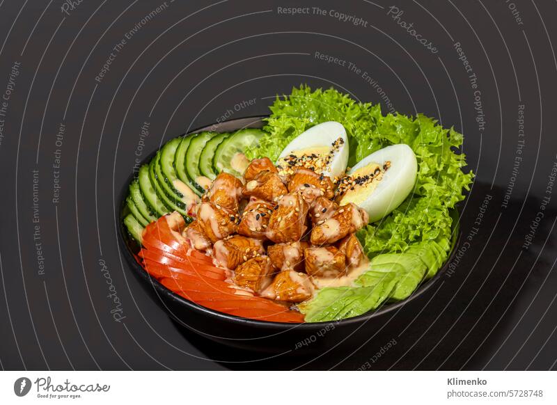 Salatschüssel mit Hühnerbrust, Reis, Tomaten, Gurken und Avocado Gekochtes Ei Salatbeilage Griechen Gemüse Schalen & Schüsseln Dressing Vitamine Gesundheit