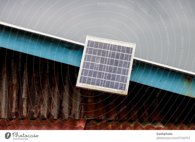 Solarmodul an der Außenseite eines Hauses in einem Dschungeldorf in Sarawak, Malaysia Borneo malaysia Sonnenkollektor solar Panel Asien Kunststoff Kabel Draht