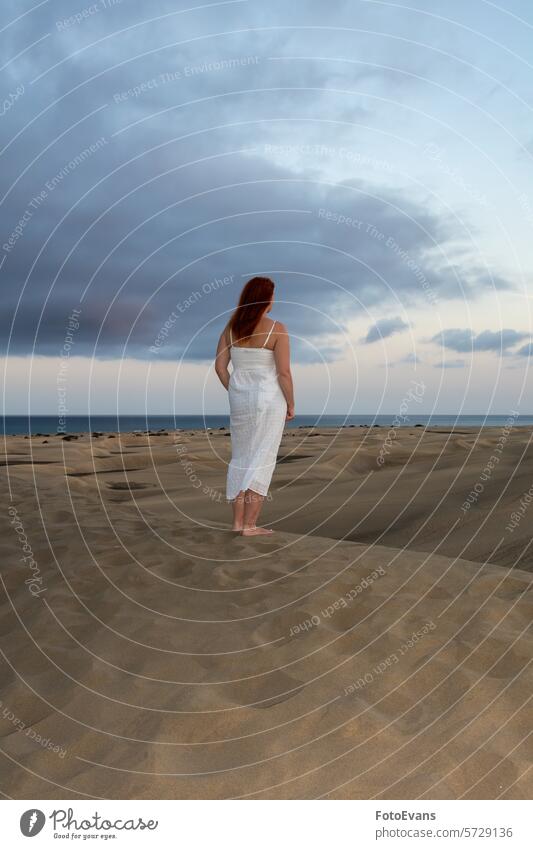 Junge Frau steht mit dem Rücken in den Sanddünen Porträt Sommersprossen Tribüne niedlich Kleid Europäer Tag Stehen MEER attraktiv Düne Strand Sandstrand